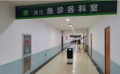 Il robot IT-Robotics per la pulizia e la disinfezione è apparso nell'ospedale popolare di Shaoxing per aiutare la prevenzione delle epidemie scientifiche e tecnologiche